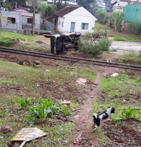 Caminhonete é abandonada após capotagem no bairro Elisabete em Ijuí - foto 4