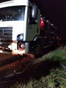 Acidente envolvendo caminhão carregado com leite e carro é registrado na BR 386 em Carazinho - foto 2