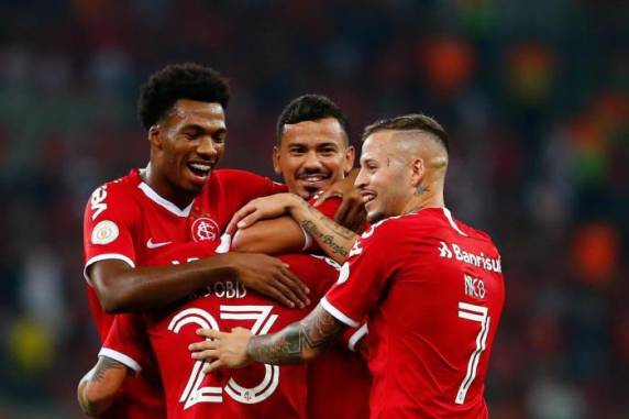 Gols colorados foram marcados por Rodrigo Lindoso, Rafael Sobis e D'Alessandro