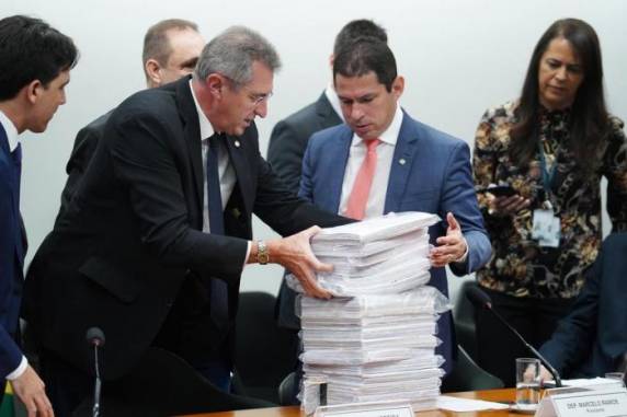 Documento foi oficialmente apresentado à comissão especial da Câmara na manhã desta quinta. Com aumento de arrecadação, valor pode chegar a R$ 1,13 trilhão, de acordo com Samuel Moreira