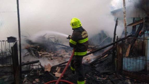 Incêndio consome residência e deixa duas parcialmente queimadas em Santo Ângelo - foto 3