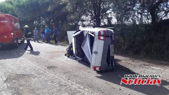 VÍDEO; motorista desvia de buraco e capota veículo na RS 342 em Independência - foto 2