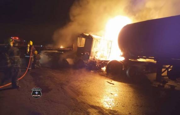 Carretas incendeiam após colisão frontal no início da noite - foto 3