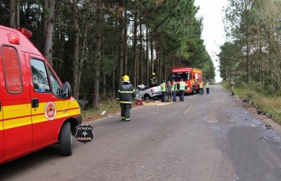 Motorista fica preso às ferragens e morre em grave acidente no início da manhã deste sábado - foto 3