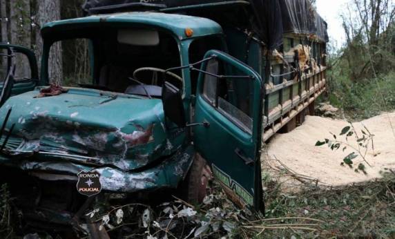Motorista fica preso às ferragens e morre em grave acidente no início da manhã deste sábado - foto 2