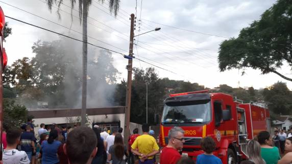 Bombeiros combatem incêndio em residência, em Ijuí - foto 2