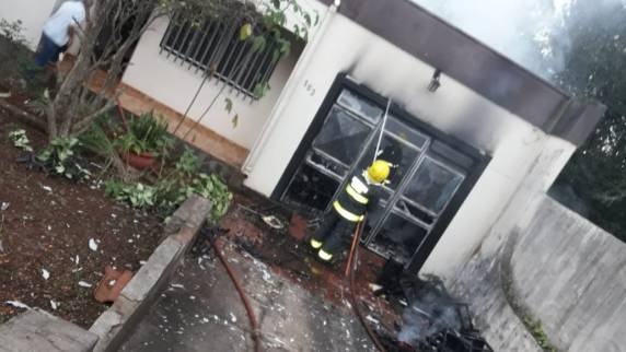 Bombeiros combatem incêndio em residência, em Ijuí - foto 3