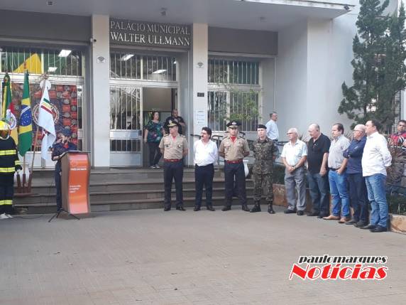 Corpo de Bombeiros de Três de Maio recebe novo caminhão de combate à incêndios - foto 8