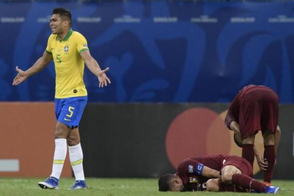 Equipe treinada por Tite teve gol de Coutinho anulado pelo VAR nos minutos finais