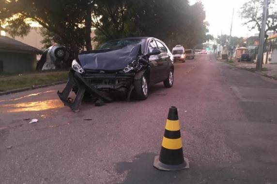 Colisão ocorreu no cruzamento da Rua Tenente Alpoin com a Avenida Outeiro, no começo da manhã deste sábado