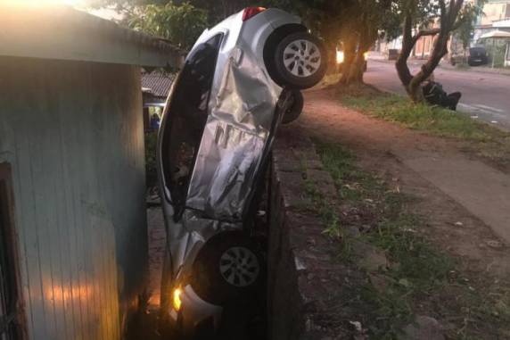 Colisão ocorreu no cruzamento da Rua Tenente Alpoin com a Avenida Outeiro, no começo da manhã deste sábado