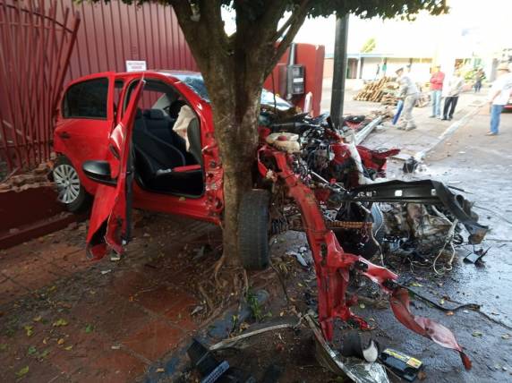 Veículo fica destruído depois de motorista perder o controle da direção, em Palmeira das Missões - foto 2