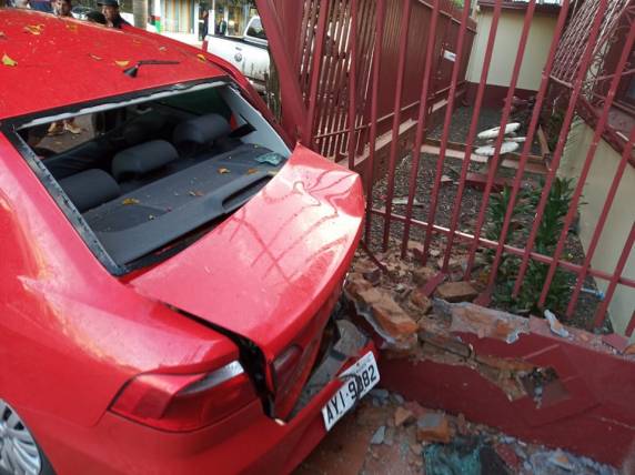 Veículo fica destruído depois de motorista perder o controle da direção, em Palmeira das Missões - foto 3