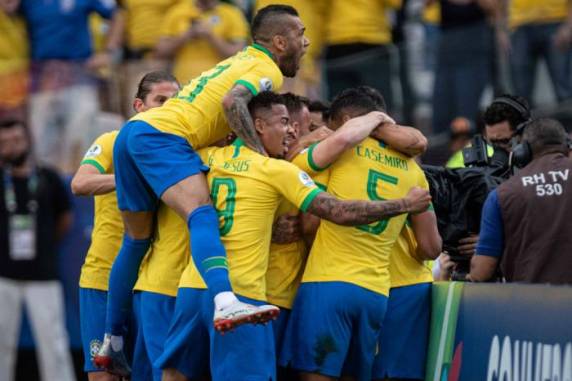 Everton teve grande atuação e marcou o terceiro gol na vitória de 5 a 0