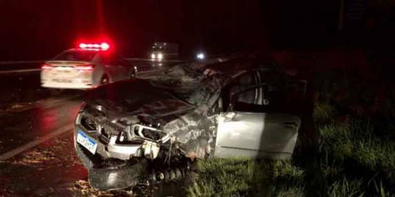 O irmão, de 9 anos, também foi jogado para fora do veículo; crianças estavam sem cinto de segurança e não havia cadeirinhas dentro do carro