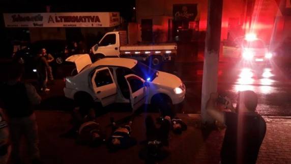 Um dos criminosos ficou ferido durante a ação na noite desta terça-feira