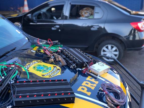 Eles estavam com dois bloqueadores de sinal de rastreador e são suspeitos de roubo a veículos de carga