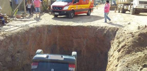 Acidente ocorreu no bairro Águas Claras, em Brusque. No local, são realizadas obras de drenagem