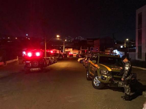 Um criminoso morreu durante o confronto e outro foi preso