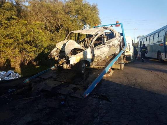 Veículo colidiu em um poste na Avenida Ferreira Viana