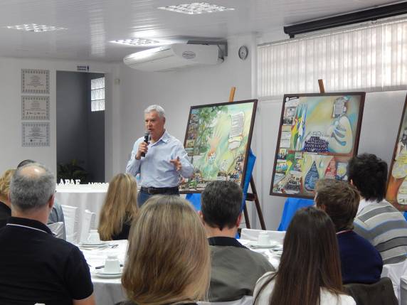 Evento, realizado na terça-feira nas dependências da instituição, também contou com a exposição de painéis dos 50 anos da escola criados e doados por artista plástica