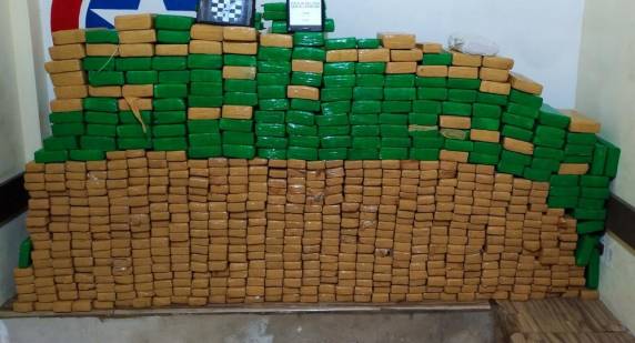 Dois suspeitos foram presos. Durante buscas, PM deteve outro homem com mais 10 kg da droga