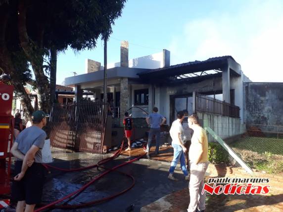 Casa é destruída por incêndio no bairro São Francisco em Três de Maio - foto 2