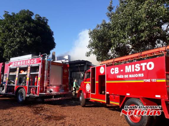 Casa é destruída por incêndio no bairro São Francisco em Três de Maio - foto 4