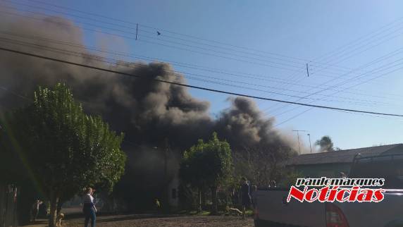 Casa é destruída por incêndio no bairro São Francisco em Três de Maio - foto 6