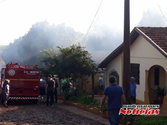 Casa é destruída por incêndio no bairro São Francisco em Três de Maio - foto 5