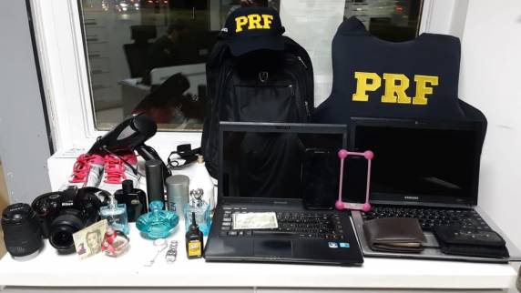 Dupla furtou perfumes, relógios e notebooks de apartamentos