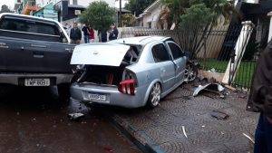 Jovem é preso após transitar em alta velocidade pela cidade, colidir contra carros estacionados - foto 2