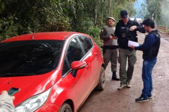 Brigada Militar faz buscas com uso de helicóptero. Duas pessoas levadas pelos criminosos foram liberadas em seguida sem ferimentos