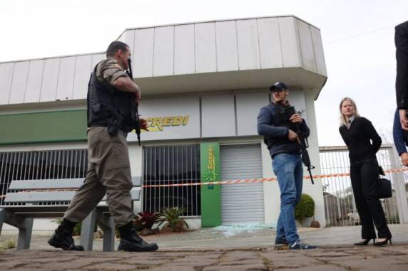 Brigada Militar faz buscas com uso de helicóptero. Duas pessoas levadas pelos criminosos foram liberadas em seguida sem ferimentos