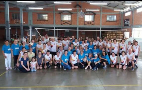 As atividades esportivas são realizadas em grupos com supervisão de equipe responsável