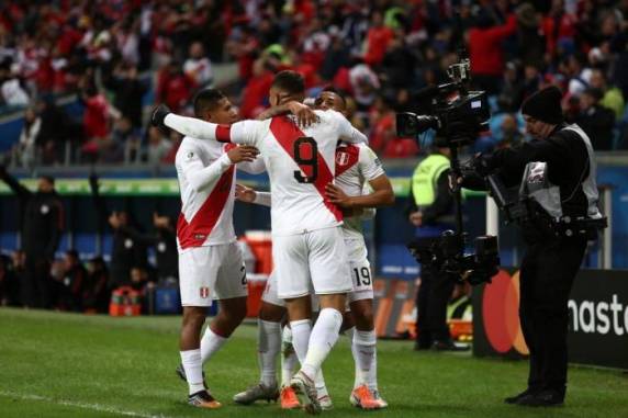 Gols foram marcados por Flores, Yotún e Paolo Guerrero