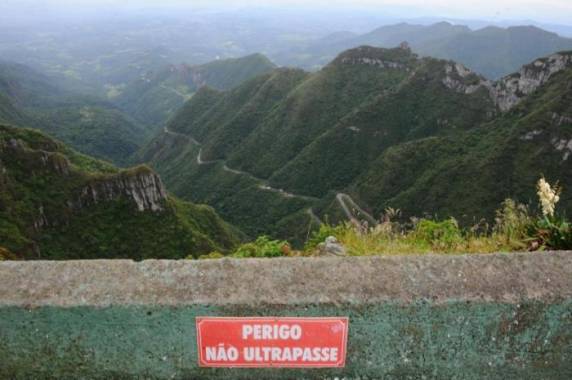 Lâmina congelada sobre a pista provoca grandes riscos a motoristas