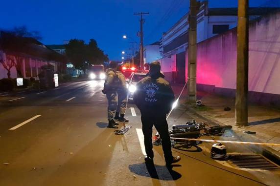 Acidente aconteceu na manhã deste sábado, na Rua Assis Brasil