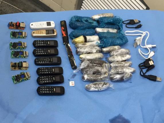 Homem escondia oito celulares, substâncias suspeitas embaladas e até cabos de celular. Ele foi flagrado na quarta e morreu neste sábado