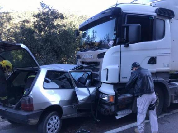 Colisão frontal aconteceu neste domingo, às 8h40min, envolvendo um Uno e uma carreta Scania, em Apiúna
