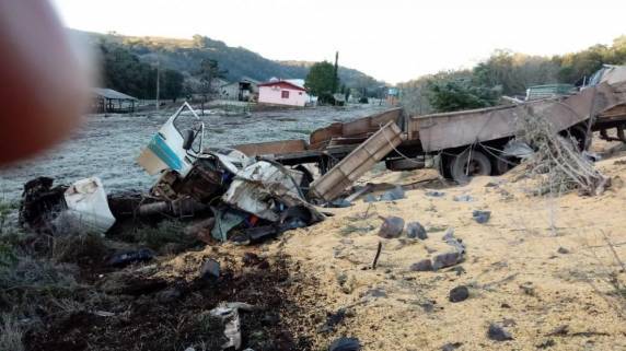 PRF atende acidente com dois óbitos na BR 386 em Almirante Tamandaré do Sul - foto 2