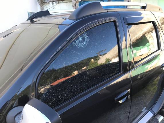 Ao menos 14 tiros foram disparados, sendo que cinco atingiram o policial. Carro é de empresário paranaense que estava no banco de passageiros e não ficou ferido
