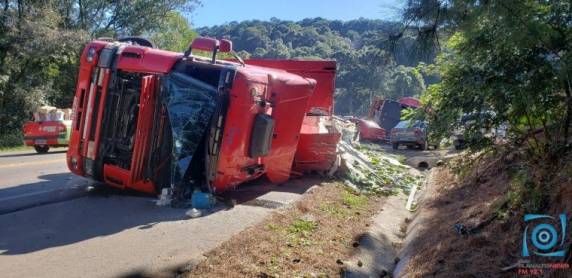 Cinco veículos se envolvem em acidente em Marau - foto 6