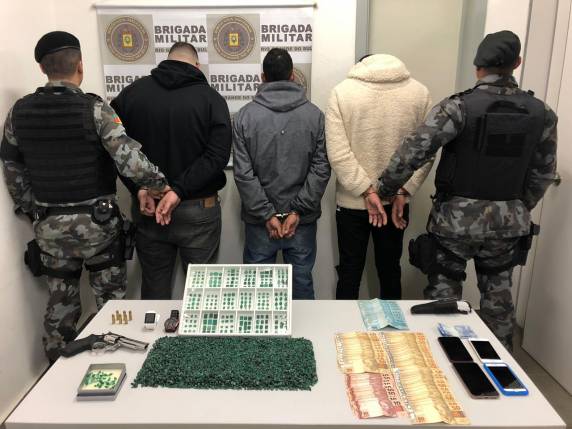 Perícia vai verificar a autenticidade do material. Brigada Militar apreendeu 278 pedras lapidadas e três quilos de pedra bruta. Um dos presos era procurado pela polícia