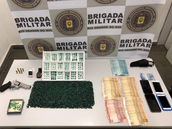 Perícia vai verificar a autenticidade do material. Brigada Militar apreendeu 278 pedras lapidadas e três quilos de pedra bruta. Um dos presos era procurado pela polícia