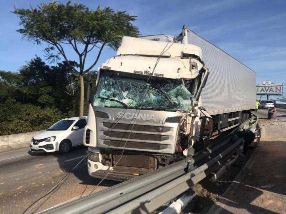 Acidente envolve carreta, motocicleta e dois automóveis na BR 282 na Grande Florianópolis - foto 2