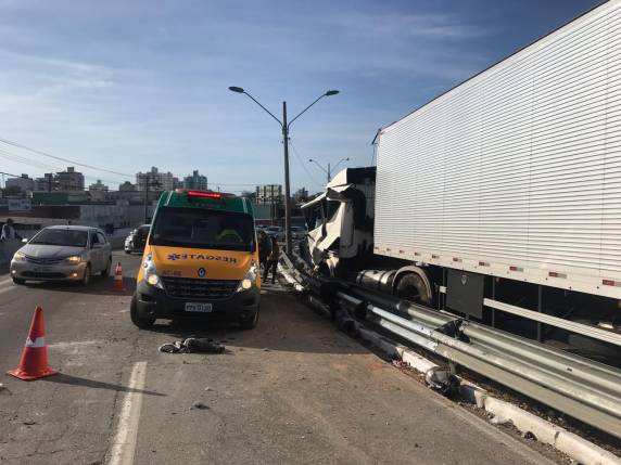 Acidente envolve carreta, motocicleta e dois automóveis na BR 282 na Grande Florianópolis - foto 3