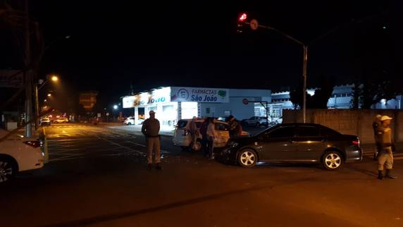Policial fica ferida em colisão entre viatura e carro em Passo Fundo - foto 4