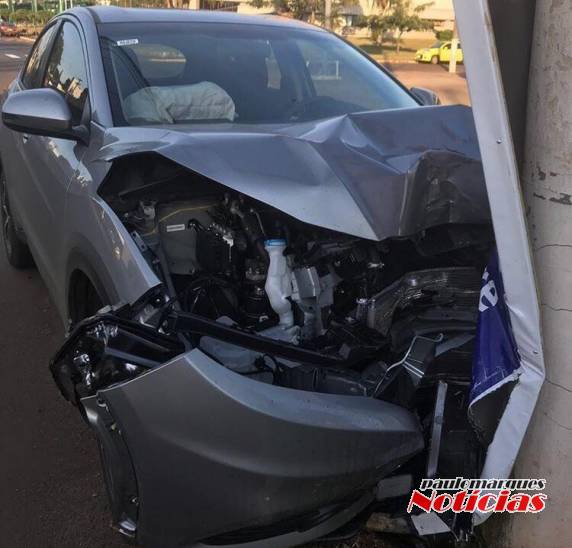 Motorista perde o controle e bate veículo contra um poste em Horizontina - foto 3