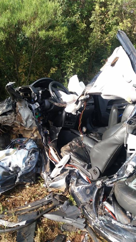 Mulher sobrevive após carro ficar destruído em batida com carreta em Santa Catarina - foto 2